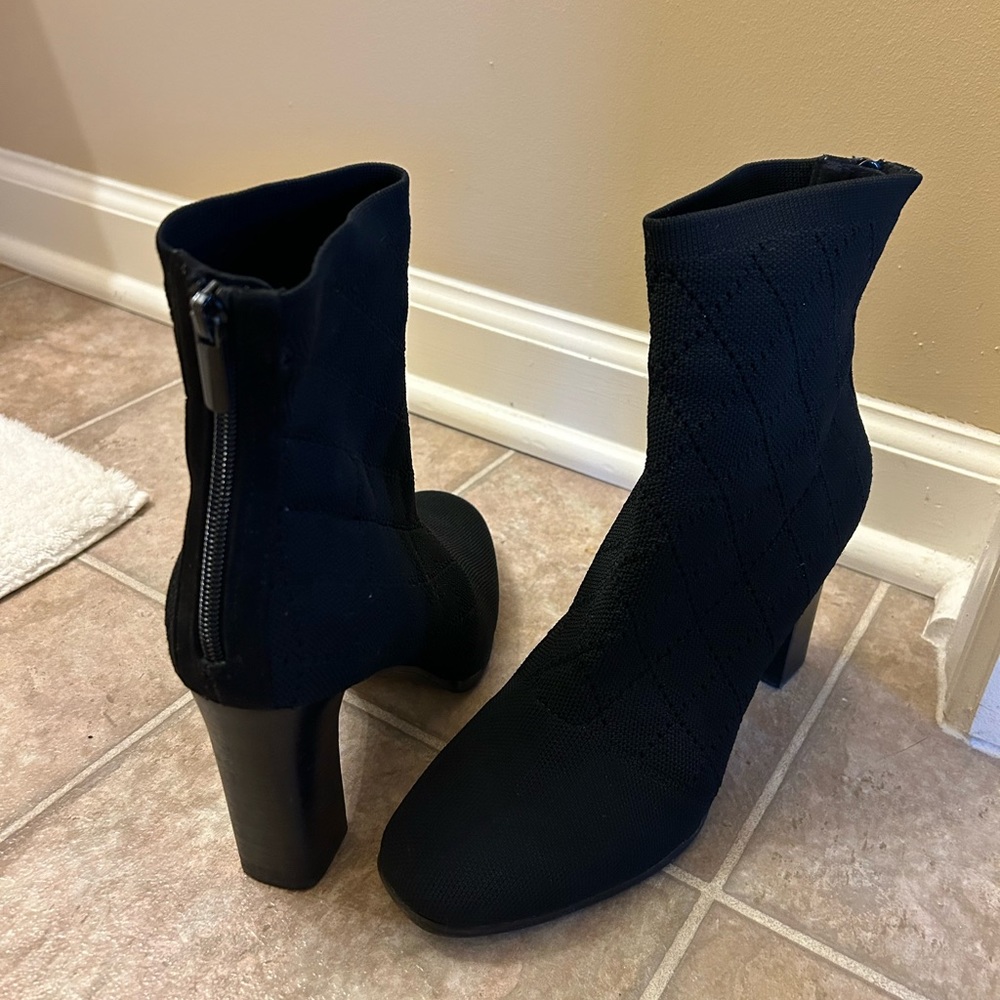Black knit stretch booties Sz 8.5